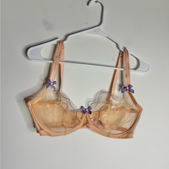 Agent Provocateur Lorna plunge underwire bra in a peachy color with lilac bows - Picture 2 of 9